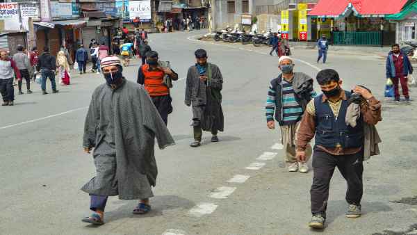 कोरोना संक्रमितों के थूकने के कई मामले सामने आए हैं