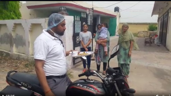 पत्नी टिफिन लेकर दरवाजे पर आई