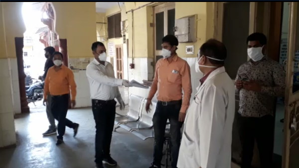 घर की बजाय होटल में रुकते हैं