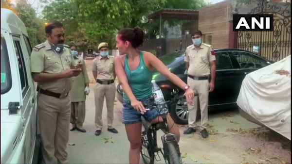 Foreign women clashed with policemen in Delhi, angry over asking about masks Foreign women clashed with policemen in Delhi, angry over asking about masks