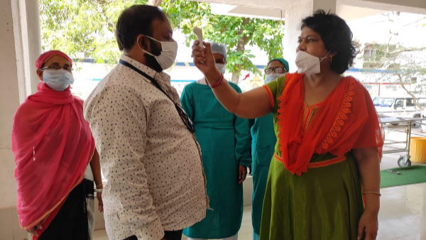 भाई-भाभी संभाल रहे बच्चे