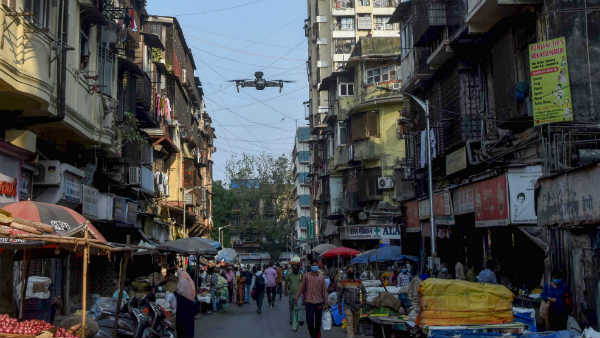 कैलिफोर्निया में लाउडस्पीकर और नाइट विजन कैमरा वाले ड्रोन