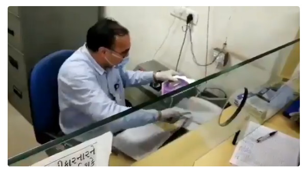 corona-fighters bank employees Safety Idea video shared by IPS officer Pankaj Nain corona-fighters bank employees Safety Idea video shared by IPS officer Pankaj Nain
