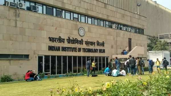छात्रों को नौकरी दिलाने के लिए अब पूर्व छात्रों की मदद ले रहे हैं संस्थान