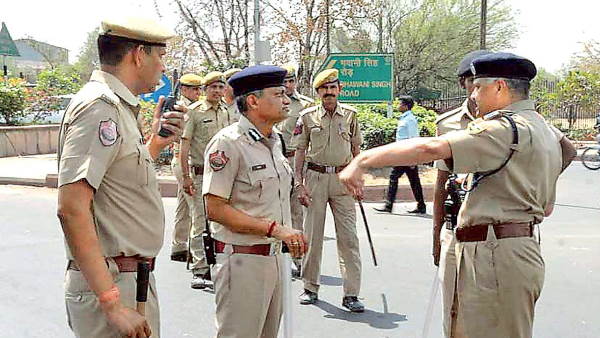 बच्ची का शव बाथरूम के चेंबर डाला