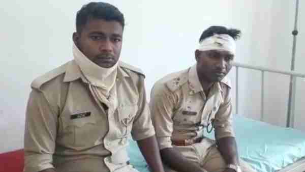 Clash between policemen and cleaning staff in Jhansi Clash between policemen and cleaning staff in Jhansi