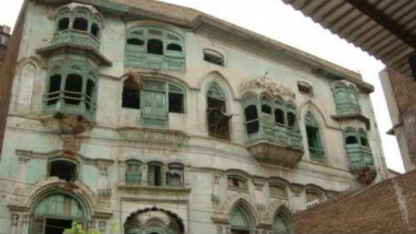 पेशावर में है कपूर खानदान का पुश्तैनी घर