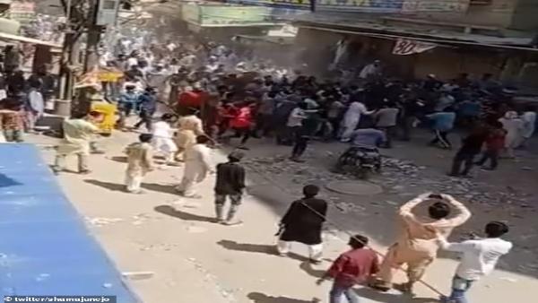 कराची मस्जिद में जुमे की नमाज में सभा रोकने गए पुलिसकर्मियों से झड़प