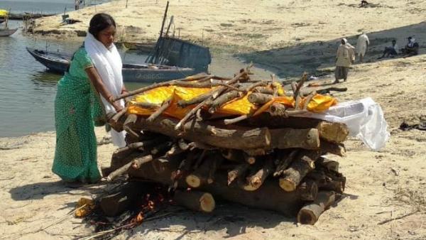 wife perform last rites of husband as no one came due to lockdown in chandauli wife perform last rites of husband as no one came due to lockdown in chandauli