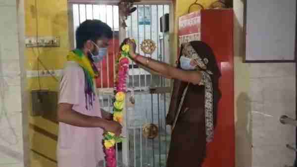 lover couple wedding by up police in Ahirwan chowki during lockdown lover couple wedding by up police in Ahirwan chowki during lockdown
