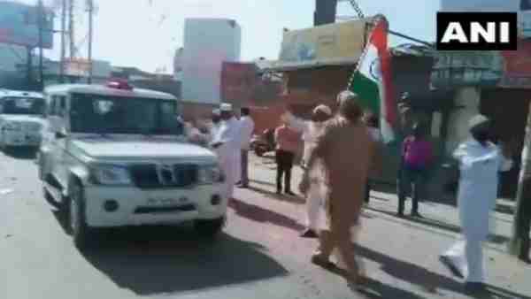 Coronavirus Pandemic: People shower flowers at police vehicles in the Meerut Coronavirus Pandemic: People shower flowers at police vehicles in the Meerut