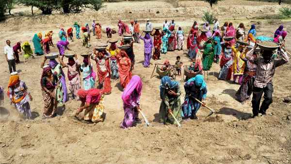 Central government hiked wages of MGNREGA workers, increase by Rs 20 on average Central government hiked wages of MGNREGA workers, increase by Rs 20 on average