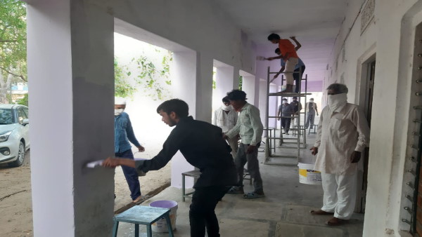 स्कूल में ही बना रहे भोजन