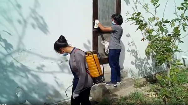 Moradabad two twin sister did sainitization of her village Moradabad two twin sister did sainitization of her village