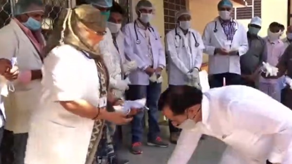 MP Sukhbir Singh Jaunapuria boosted touching the feet of corona warriors MP Sukhbir Singh Jaunapuria boosted touching the feet of corona warriors