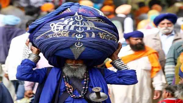 कर्फ्यू पास मांगने पर बढ़के थे निहंग सिख