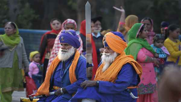 होला मोहल्ला के अवसर दिखाते हैं युद्ध कौशल