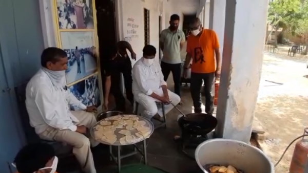 पलसाना में ठहरे हुए हैं 54 मजदूर