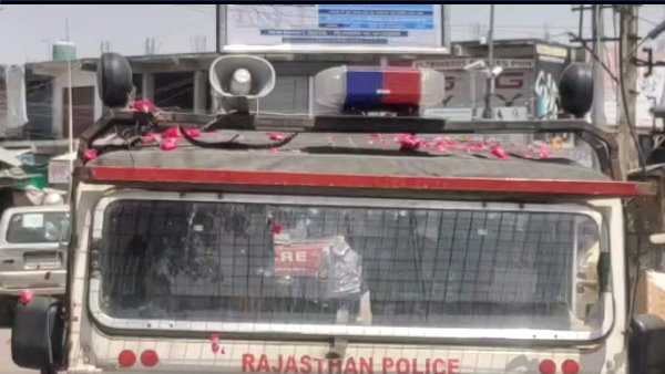 हर ओर से बरसे फूल