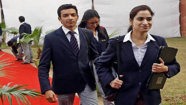 लॉकडाउन के चलते कई फर्मों ने नई भर्ती के लिए प्रक्रिया बंद कर दी है
