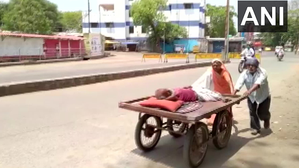 ठेले पर लाद कर अस्पताल ले जा रहे थे परिजन