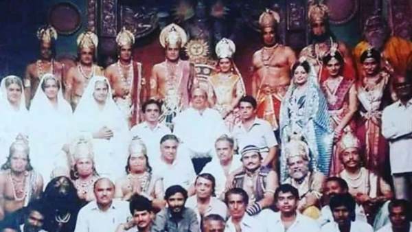 तस्वीर में पर्दे के पीछे वाली टीम भी शामिल