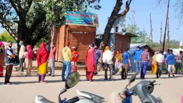 woman standing in line for rationing die in Budaun woman standing in line for rationing die in Budaun