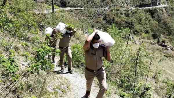 Ranipokhari police in helping needy people during in lockdown Ranipokhari police in helping needy people during in lockdown