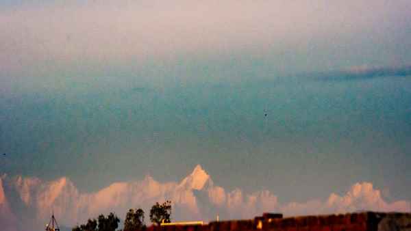 गंगोत्री और यमुनोत्री की पर्वत श्रृंखलाएं दिख रही