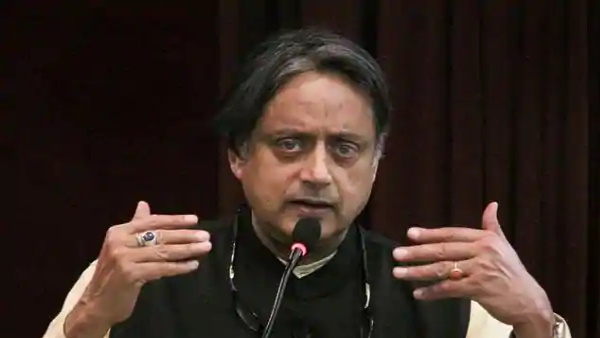 शशि थरूर ने उठाए सवाल