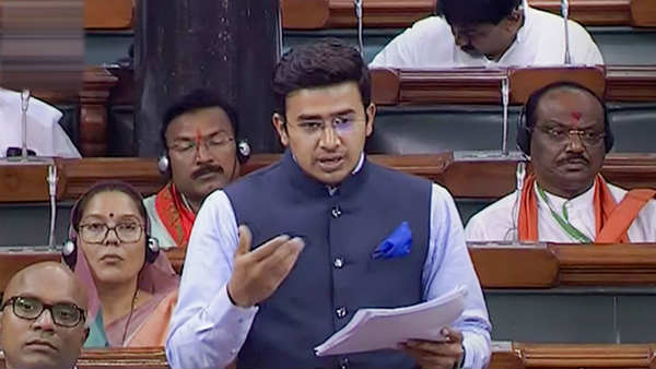 तेजस्वी सूर्या भी आ चुके हैं विवादों में