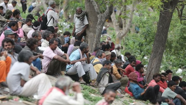 Thousands of migrant laborers gathered near Yamuna River in Delhi Thousands of migrant laborers gathered near Yamuna River in Delhi