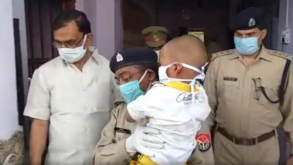 mathura police caught child from kidnappers mathura police caught child from kidnappers