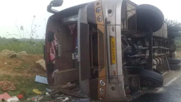 jharkhand ranchi bus road accident many labours injured jharkhand ranchi bus road accident many labours injured