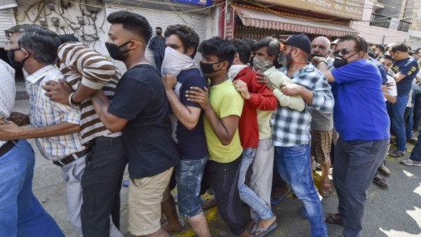 लॉकडाउन पर पानी न फेर दे शराब के ठेके खोलने की जल्दबाजी लॉकडाउन पर पानी न फेर दे शराब के ठेके खोलने की जल्दबाजी