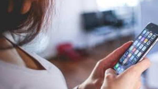 दूसरे मर्दों से बात करने के लिए मना करता था पति