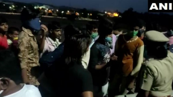 Andhra Pradesh:Police lathi charged at a large group of migrant workers,protesting in West Godavaris Kovvuru yday demanding to be sent to their home states. Andhra Pradesh:Police lathi charged at a large group of migrant workers,protesting in West Godavaris Kovvuru yday demanding to be sent to their home states.