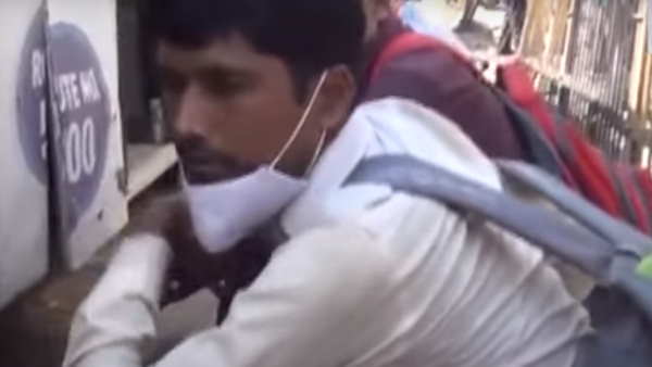 आगे सड़क किनारे खड़ी बस से टकराये मजदूर