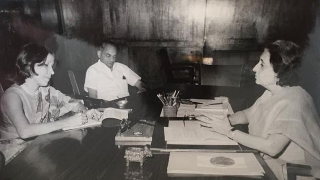 अपनी पत्रिका के लिए प्रधानमंत्री इंदिरा गांधी का साक्षात्कार करतीं गुलशन इविंग अपनी पत्रिका के लिए प्रधानमंत्री इंदिरा गांधी का साक्षात्कार करतीं गुलशन इविंग