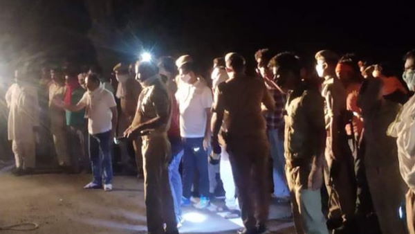 Truck carrying migrant workers overturns in Uttar Pradeshs Mahoba many dead Truck carrying migrant workers overturns in Uttar Pradeshs Mahoba many dead