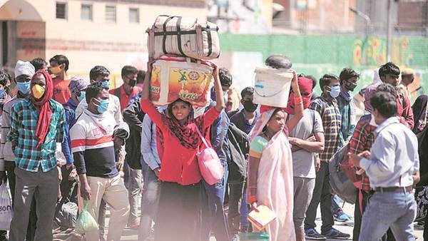 पहले से ही उजड़े गांव क्या रिवर्स पलायन कर लौटे मजदूरों का पेट पाल पाएंगे? पहले से ही उजड़े गांव क्या रिवर्स पलायन कर लौटे मजदूरों का पेट पाल पाएंगे?
