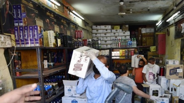 लॉकडाउन पर पानी न फेर दे शराब के ठेके खोलने की जल्दबाजी लॉकडाउन पर पानी न फेर दे शराब के ठेके खोलने की जल्दबाजी