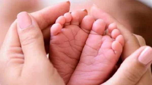 9 माह के बच्चे के तीन उंगलियों के नाखून उखाड़े