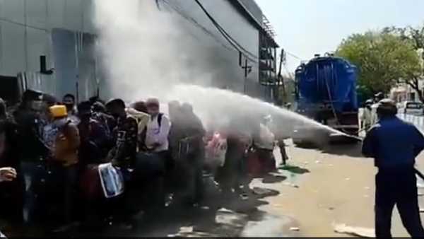 Migrant workers Sprayed With Disinfectant, मजदूरों पर केमिकल का छिड़काव, Delhi, mcd ,दिल्ली, मजदूर, migrant, labour, sanitize, lockdown Migrant workers Sprayed With Disinfectant, मजदूरों पर केमिकल का छिड़काव, Delhi, mcd ,दिल्ली, मजदूर, migrant, labour, sanitize, lockdown