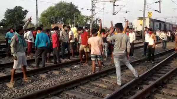 Migrants protest Out On Tracks As Trains Run Late By 10 or 12 Hours Migrants protest Out On Tracks As Trains Run Late By 10 or 12 Hours