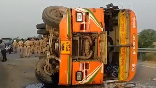 bus overturned in hamirpur and kushinagar many migrant workers injured bus overturned in hamirpur and kushinagar many migrant workers injured