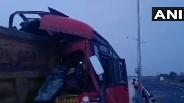 यवतमाल में बस का एक्सीडेंट, 4 लोगों की मौत, 15 घायल यवतमाल में बस का एक्सीडेंट, 4 लोगों की मौत, 15 घायल