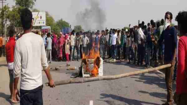 Migrant workers protest against government on Delhi-Agra highway Migrant workers protest against government on Delhi-Agra highway