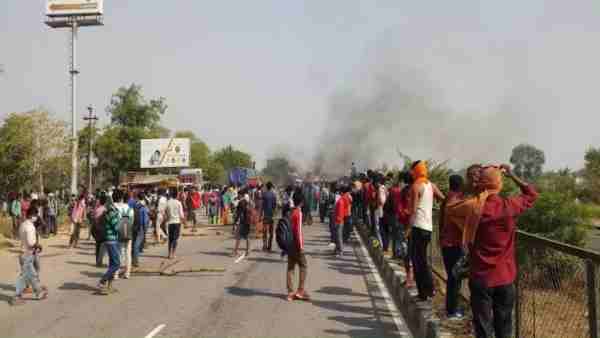 Migrant workers protest against government on Delhi-Agra highway Migrant workers protest against government on Delhi-Agra highway