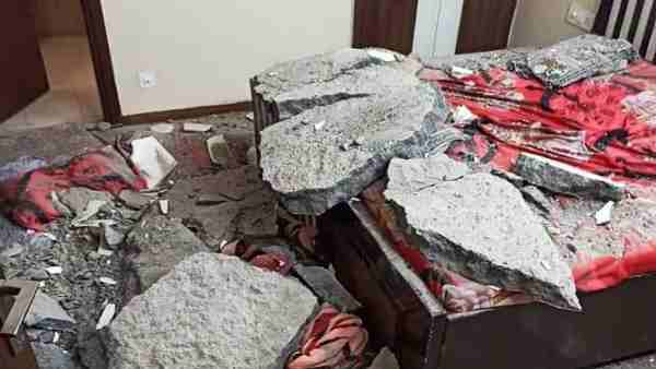 Greater Noida: Ajnara Homes Society flat roof part in fell down Greater Noida: Ajnara Homes Society flat roof part in fell down